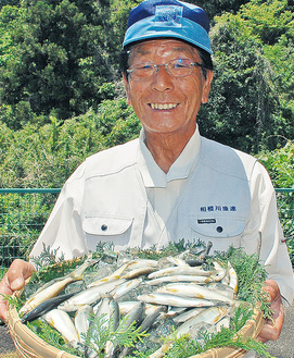 今年の試し釣りで釣り上げられた鮎を手にする木藤代表理事会長