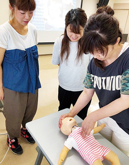 子どもに適した応急手当の方法を学ぶ参加者