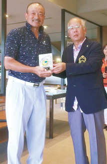 優勝した柏木さん（左）とゴルフ協会長の長澤安夫会長