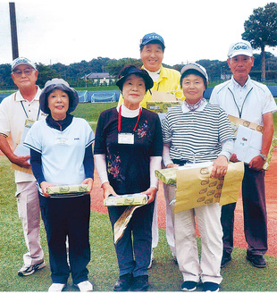 写真前列左から女性の部3位の上田敏子さん、1位の丸一正子さん、2位の三和田春枝さん、後列左から男性の部3位の花里隆雄さん、1位の相澤光さん、2位の沼田園吉さん