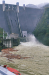 宮ヶ瀬ダムの台風後の放水の様子