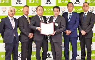 協定書を持つ関野会長（中央左）と小林市長