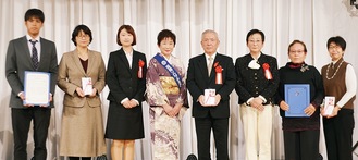 小林会長（左から４番め）と支援を受けた社会福祉協議会の神保忠男会長（会長右隣）、クラブ賞を受けた団体の代表者ら