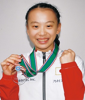 銅メダルを手にする石田選手