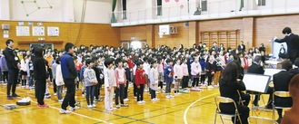 神奈川フィルハーモニー管弦楽団の演奏に合わせて合唱する児童