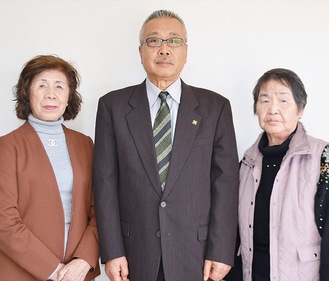 緑十字銀章を受章した高沢さん（右）と篠崎さん（左）、交通安全協会の笹生会長