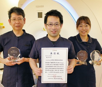 左から同院放射線技術科の片岡令安技師長、朝倉祐太さん、関野友似加さん