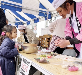 なかなか見ることができない和菓子作りの職人技に子どもたちも興味津々