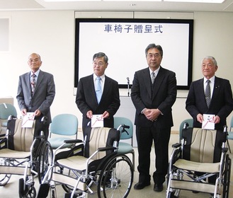 和田理事長（右から２人目）から目録が手渡された