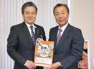 曽田教育長（左）と高橋常務理事