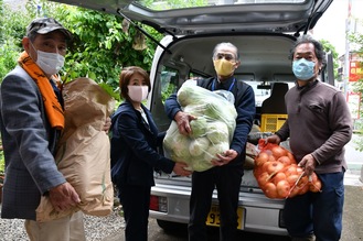 市民朝市の農業出店者から大量の野菜が提供された