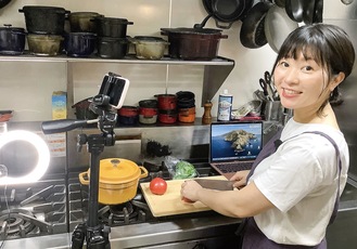 会員制のオンライン料理教室（有料）の撮影仕込み中の大橋さん