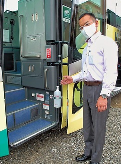 バスのドアが開くと使いやすい場所に消毒液が設置されている