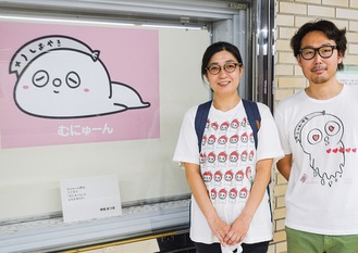 「むにゅーん」と伸びたあつおのポスターの前に立つ鈴木さん（左）と松村さん
