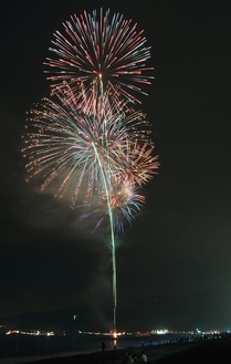 小田原の海岸に輝く大輪の花火