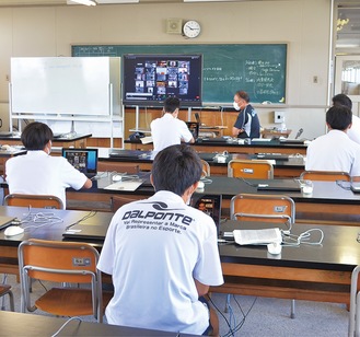 厚木高校のＰＣ教室で行われたＺｏｏｍによる講義。参加した生徒たちは高橋氏の話に真剣に耳を傾けていた