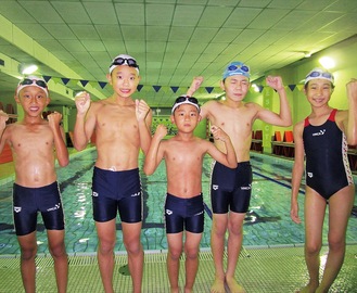 通信での全国大会に臨む厚木ＹＭＣＡの選手たち。泳ぎ慣れたプールで日頃の練習成果を競い合う
