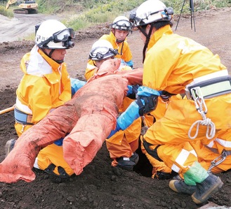 土砂の下に残された人を救出する訓練