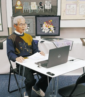 パソコンに向かいリモートで講演する武井代表理事