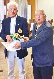 善方さん（左）とゴルフ協会の長澤安夫会長