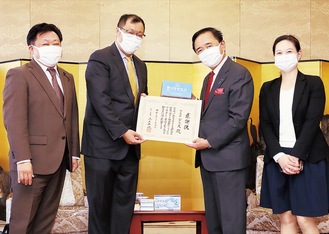 左から佐藤知一県議会議員、徐代表、黒岩知事、林さん（写真提供／神奈川県）