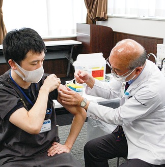 新型コロナウイルスワクチンの接種を受ける市立病院スタッフ