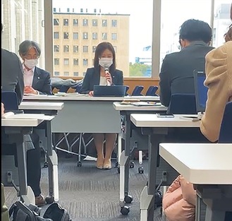 横浜地裁で記者会見を行う名切氏（中央）