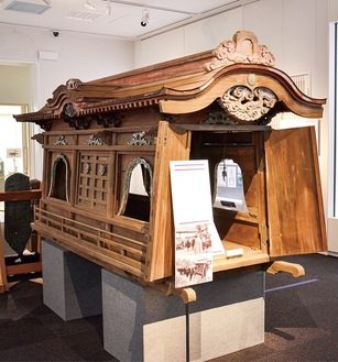 展示中の棺を収納する葬具「輿（こし）」