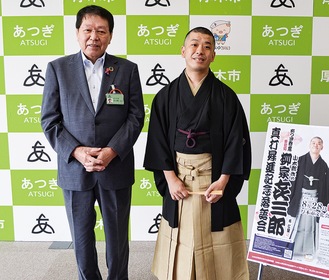 真打に昇進した柳家㐂三郎さん（右）と小林市長