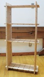厚木市森林組合・坂さんお手製の組手什の本棚。全部で９本使用し、30分ほどで仕上げた