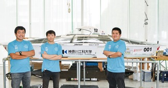 メンテナンス中の車両と（左から）保坂さん、谷口さん、相笠さん