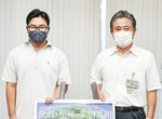 ポスターを作製した熊坂さん（左）と曽田教育長