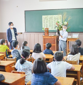 県内最古の木造校舎で授業を受ける同校３年生児童