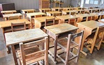 机や椅子、教卓なども昔の木製で揃えた