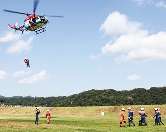空中のヘリコプターに傷病者を収容する訓練