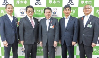 小林市長を挟み左に高梨理事長、右に西田副理事長（厚木市提供）