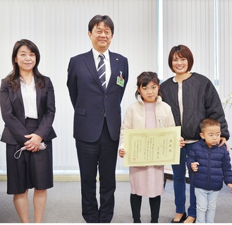 佐後教育長（左から２人目）から賞状を受け取る吉川さん