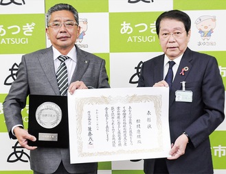 表彰状と盾を手に小林市長に報告した松枝さん（左）