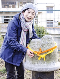 フクロウにマフラーを付ける濱野さん
