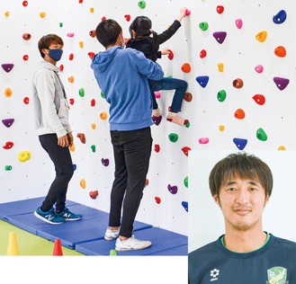 内覧会でクライミングに夢中の子ども（上）永里源気さん（右）
