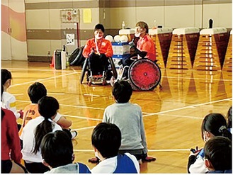 子どもたちと交流した池崎選手（右）と小川選手