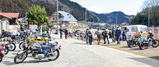 広々とした清川村でバイク愛好家たちが交流