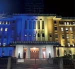 ウクライナの平和を願い県庁を青と黄色にライトアップ