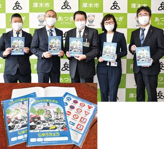 寄贈に訪れた永澤部長（左から２番目）と本を受け取った小林市長（左から３番目）