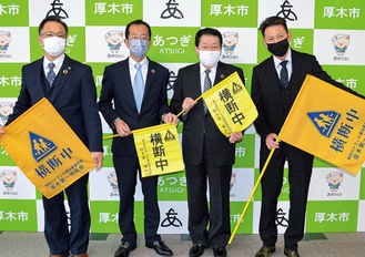 左から大塚副会長、鈴木会長、小林市長、坂本副会長