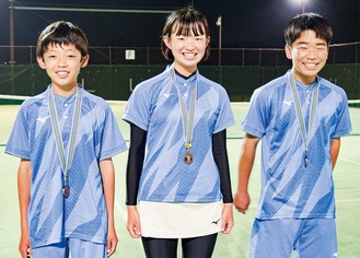 ３位入賞に貢献した、（左から）井上さん、遠藤さん、大西さん