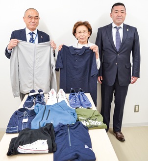 服と靴を寄贈した厚木ＬＣの平本会長（中央）と平井貴章さん（右）、厚木児童相談所の山岸所長（左）