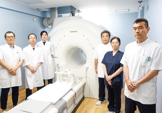 県内でも数少ない「全身ＭＲＩ検査」を行う厚木佐藤病院のスタッフ。近年は病気別の撮影法が発明され、さまざまな分野で注目を集めている
