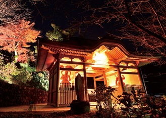 飯山の歴史文化と紅葉のコラボレーション（写真は昨年）