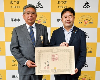 受賞を喜ぶ松枝さん（左）と山口市長